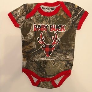 REALTREE Baby Camo/Red “Baby Buck” One Piece. EUC. Size 0-3M.